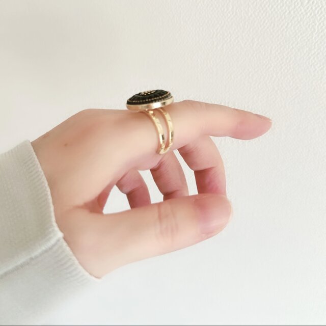 深紫のチェコガラスボタンリング｜花モチーフ・上品なパープル