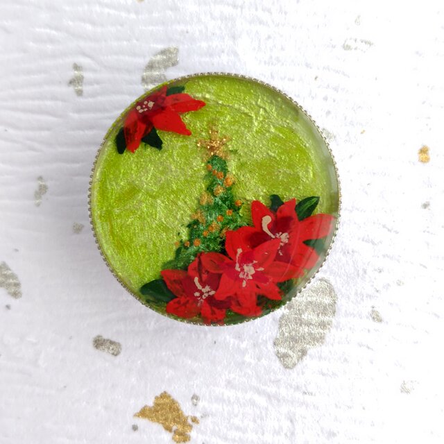 クリスマスツリーとポインセチア（2ｗay）＊手描きレジンの帯留め＆ブローチ