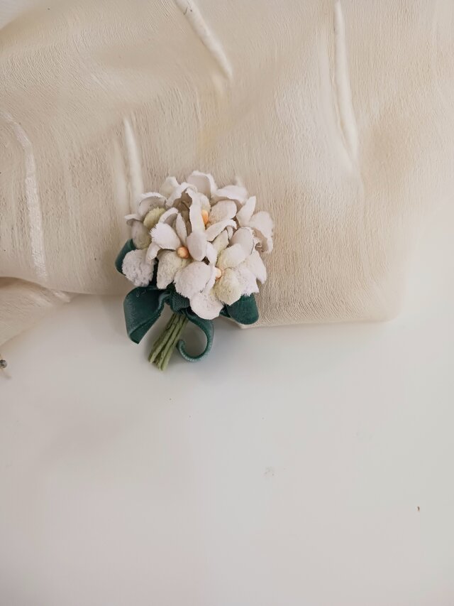染め布花＊すみれの花束コサージュ・ベージュ