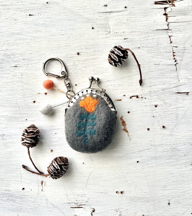 花の羊毛刺繍ミニミニがま口（グレー）
