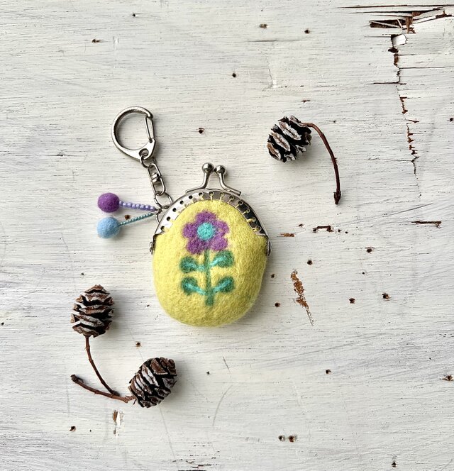 花の羊毛刺繍ミニミニがま口（山吹）