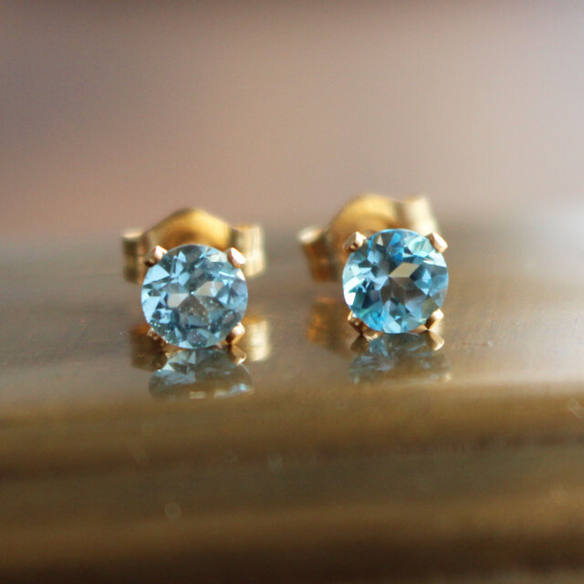 ✨青空のように清らか✨ スイスブルートパーズ＜4mm＞のスタッドピアス（K14GF）
