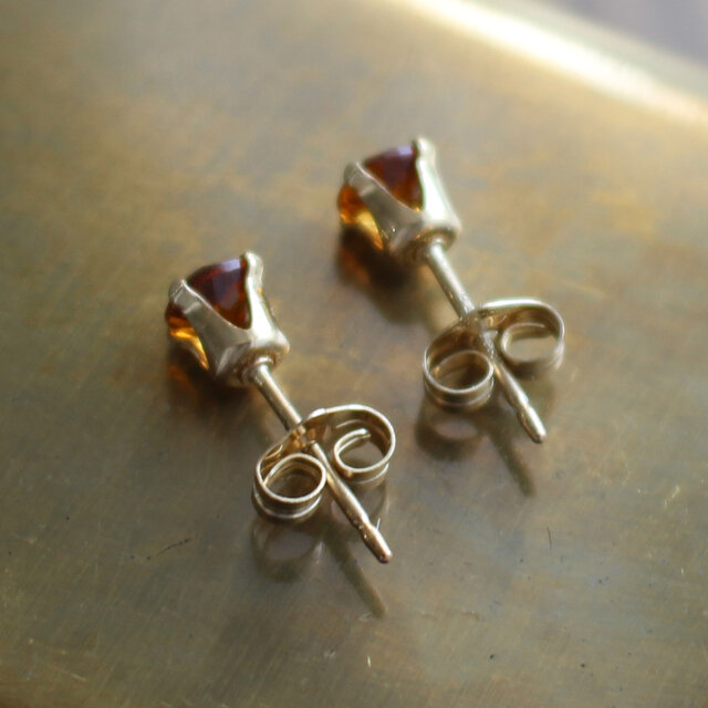 ✨こっくりとしたオレンジ色✨ マデイラシトリン＜4mm＞のスタッド