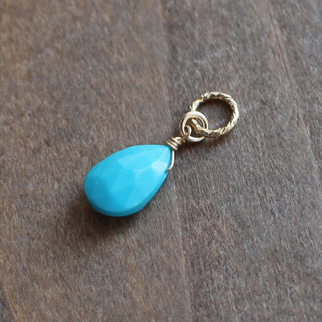 ✨際立つターコイズブルー✨ キングマンターコイズ＜ペアシェイプ・ブリオレット＞のチャーム（K14GF）