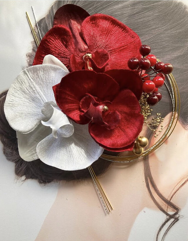 ベルベット赤白胡蝶蘭　南天髪飾り