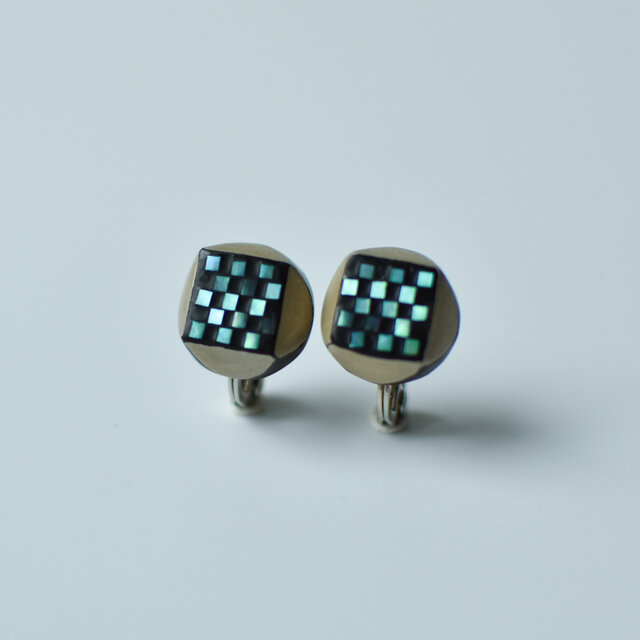 螺鈿鼈甲イヤリング（市松）