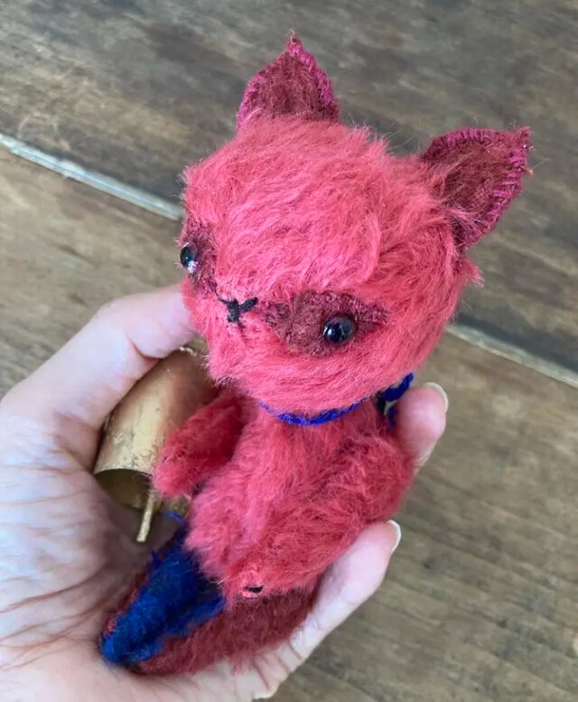 不思議な猫ぬいぐるみ＊中サイズ＊spirit animal＊グラスアイ＊モヘア＊ハンドメイド＊赤＊鈴つき
