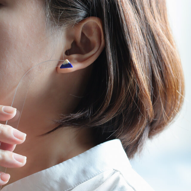 14kgf｜ラピスラズリの小さな富士山｜12月誕生石・一点もの 片耳