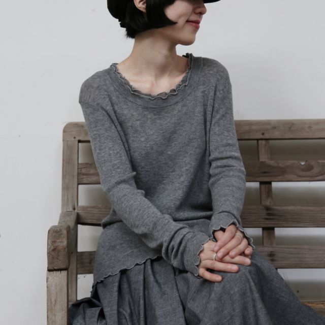 すっきり女性らしいシルエット。肌に寄り添う、軽くて暖かなハイゲージニット  グレー   251102-1