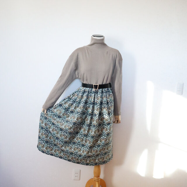 リバティコーデュロイ　フローリッシュの切り替えハイネックワンピース