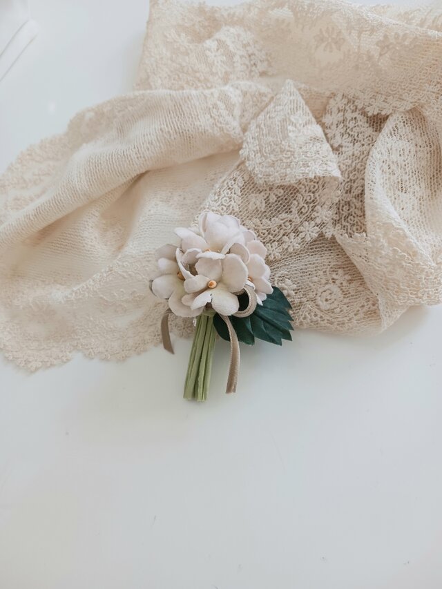 染め布花＊すみれの花束コサージュ・ベージュ | iichi 日々の暮らしを