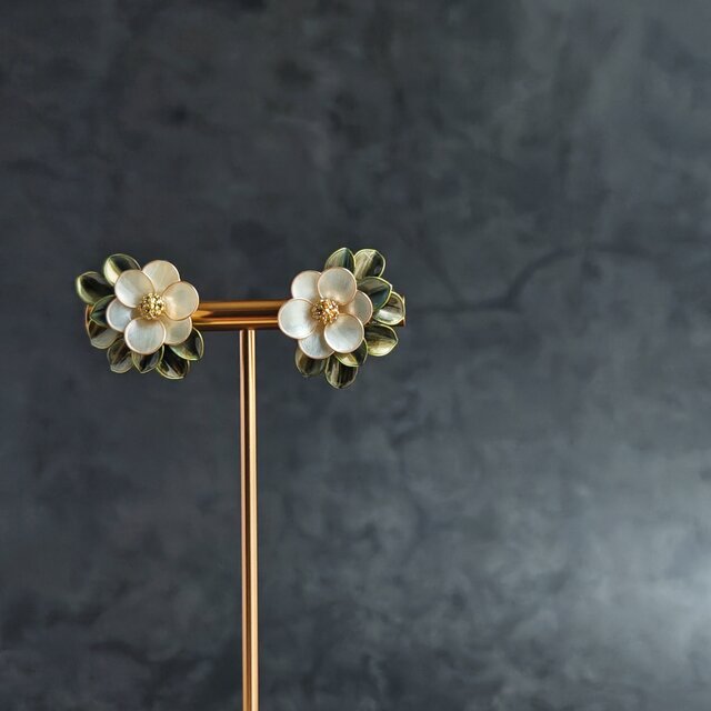 白椿ピアス/イヤリング | iichi 日々の暮らしを心地よくする