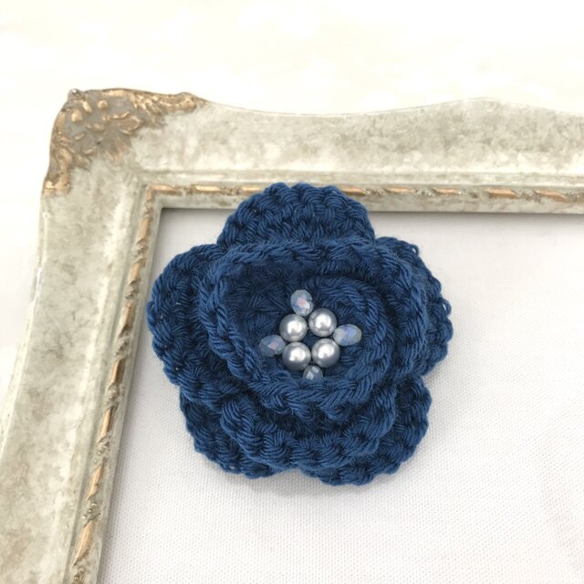 毛糸編みブローチ　フラワー　コバルトブルー かぎ針編み パール ビーズ 花