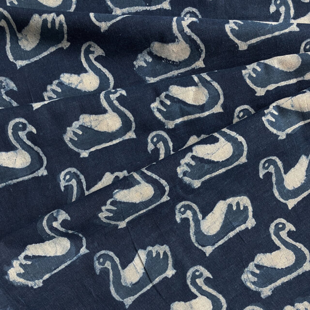 インド ブロックプリント生地 [50cm単位]水鳥 インディゴブルー スワンB とり バード 白鳥 藍染 IF0399