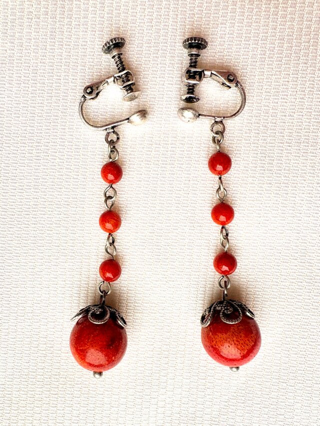 イヤリング/ピアス　赤　サンゴ　シルバー　レディースブランド　四つ玉(大x1,小x3）