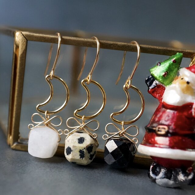 「聖夜の贈り物」クリスマス ピアス イヤリング リボン 天然石 誕生石 冬 三日月 プレゼント 樹脂 ノンホールピアス