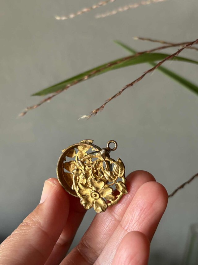 透かし細工の花 アンティークチャーム ペンダントトップ フランス