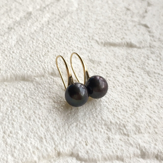6月の誕生石真珠〜ブラックパール xドロップラインのピアス | iichi