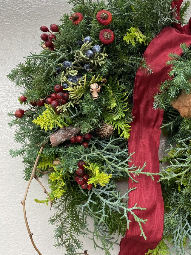 魔除けの馬蹄型リース 赤い実 クリスマスからお正月も | iichi 日々の