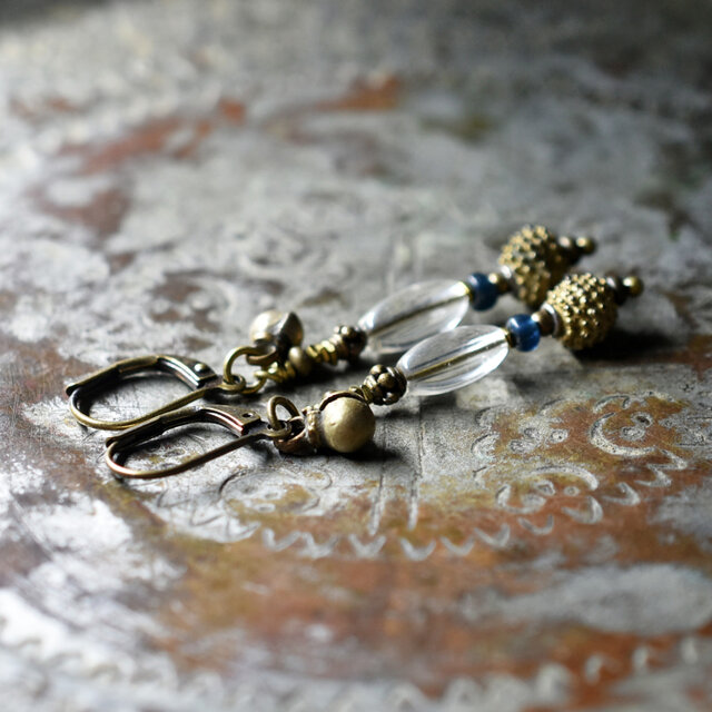 アンティークボヘミアビーズとインディゴブルービーズ、ベニン族のツブツブビーズ、民族鈴のピアス