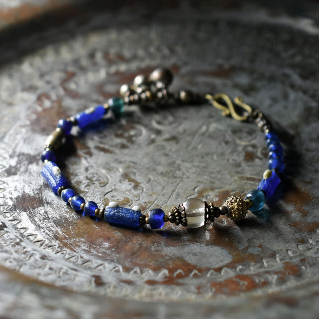 アンティーククリアビーズ、モザイク模様ローマングラスとアンティークブルービーズ、ブラスビーズ、民族鈴のブレス