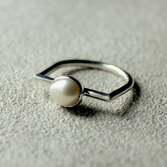 雪の夜に落ちた一粒　バロックパールのバーリング【Silver925+バロックパール】
