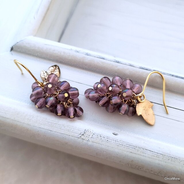 葡萄のピアス（アメジストオーロラ）GLD | iichi 日々の暮らしを