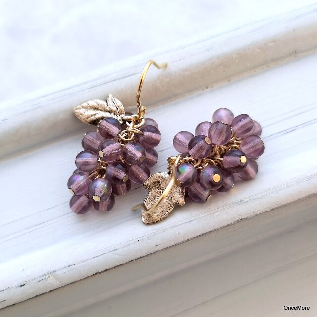 葡萄のピアス（アメジストオーロラ）GLD | iichi 日々の暮らしを