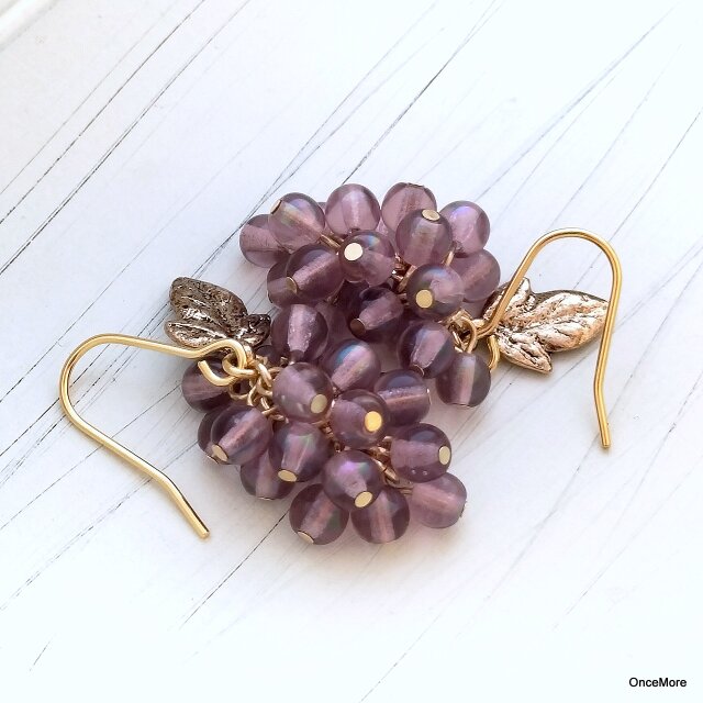 葡萄のピアス（アメジストオーロラ）GLD | iichi 日々の暮らしを