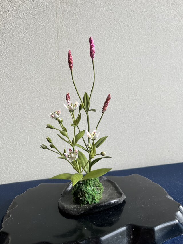 粘土の花　タデ とアケボノソウ