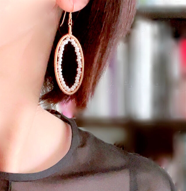 ホワイト ケシパール オーバル型ワイヤーラップのピアス