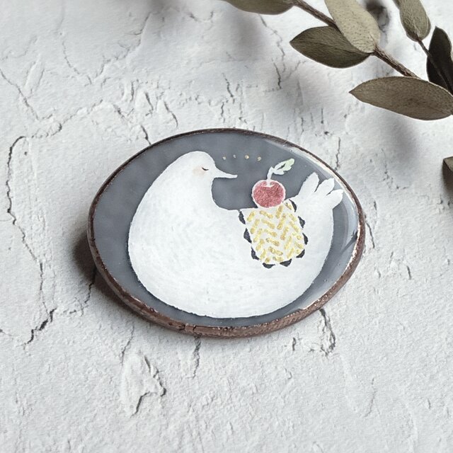 りんごの実と鳥のブローチ　ステンドグラスブローチ