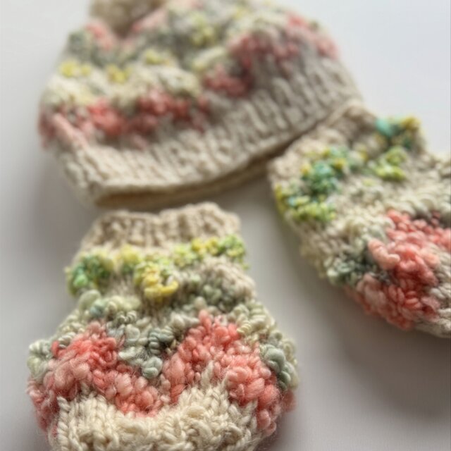 手紡ぎ毛糸の手編み帽子とアームウォーマー２