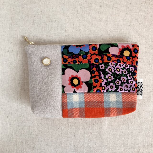 ウールのポーチ　小物入れ　赤い花柄とチェック