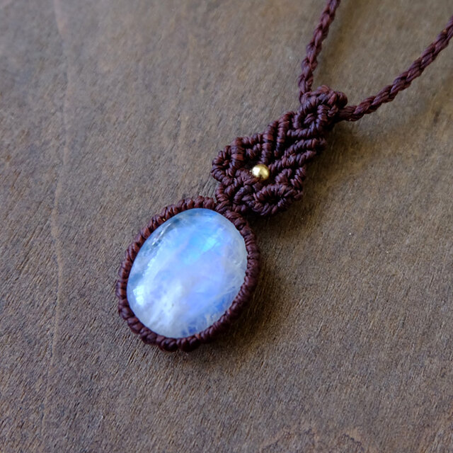 ムーンストーン（スリランカ産）ブルーシラーが美しい天然石 マクラメ