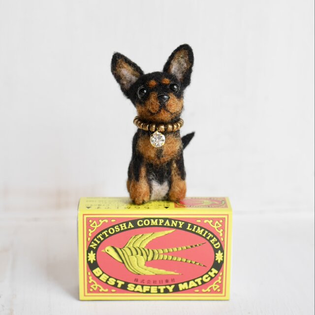 ミニチュア・ピンシャーの小さな羊毛フェルトブローチ