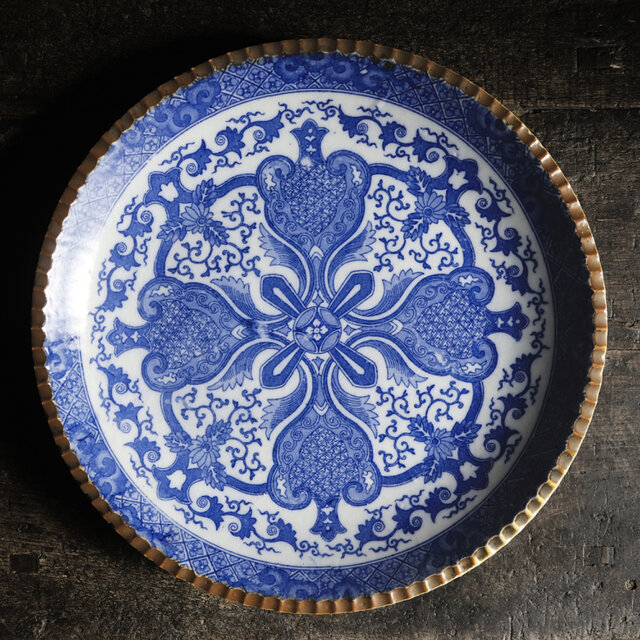 素敵な文様◆大きなサイズ感。伊万里　花唐草文印判イゲ大皿　骨董・antiques 暮らしに　明治〜大正期