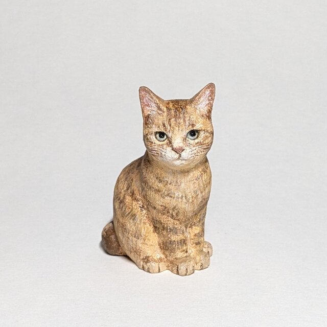 小さな木彫り猫〈おすわり(茶)〉