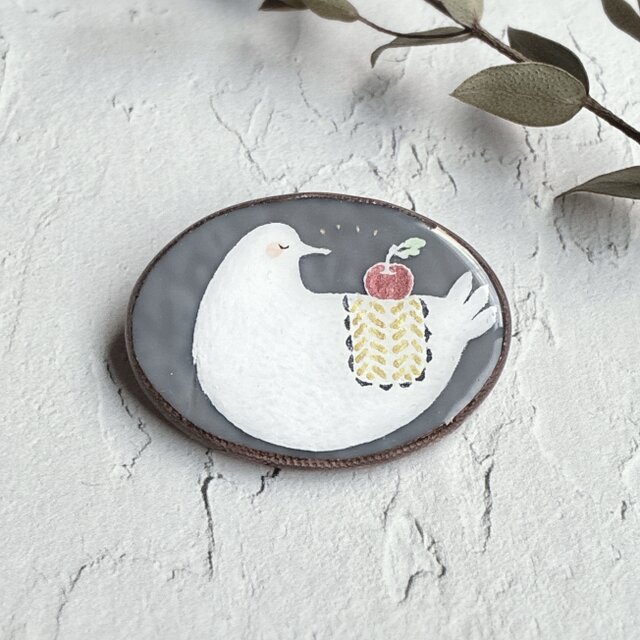 りんごの実と鳥のブローチ　ステンドグラスブローチ