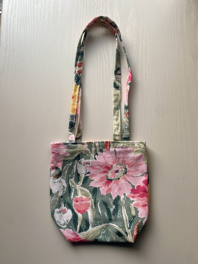 花柄の小さなバッグ