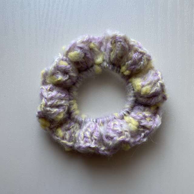 毛糸のシュシュ①（イエロー×パープル）