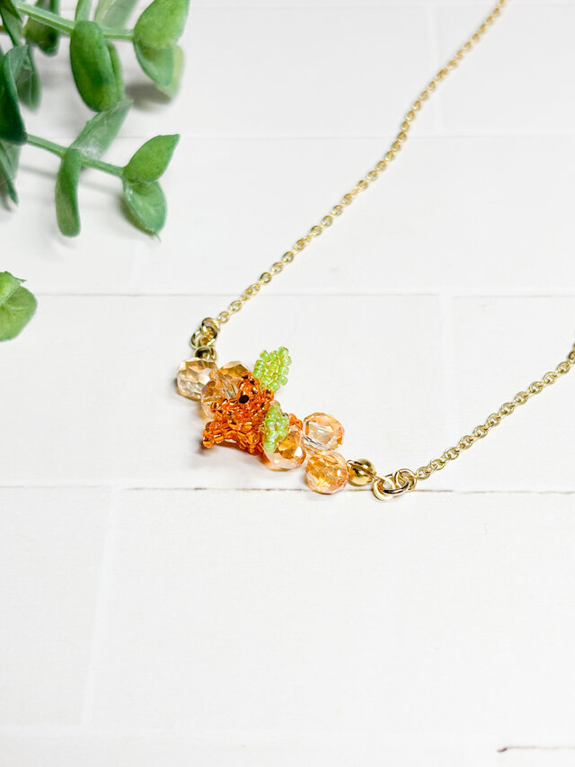 小さなキンモクセイのビーズステッチネックレス