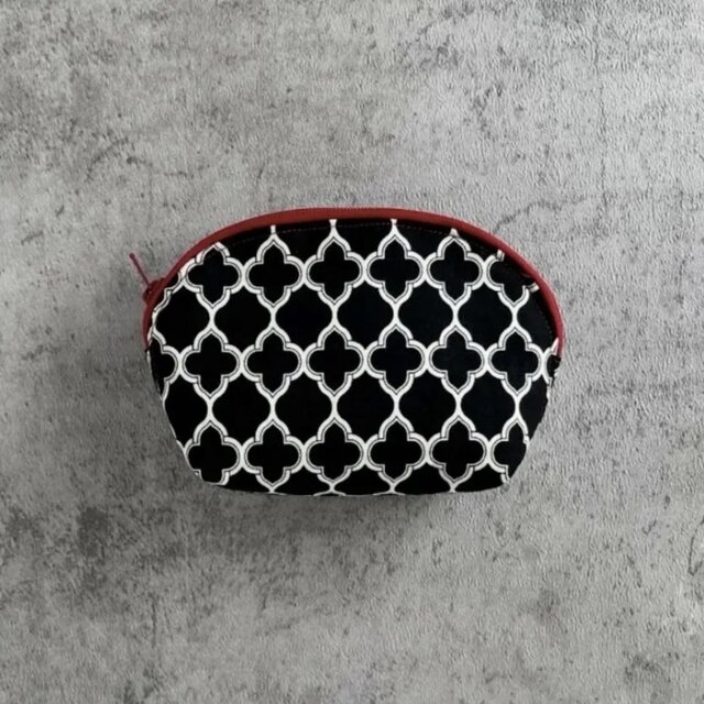 モロッカン柄ラウンドポーチ／黒×赤ファスナー／大人スタイリッシュ・上品かわいい・コスメポーチ・ギフトにもおすすめ
