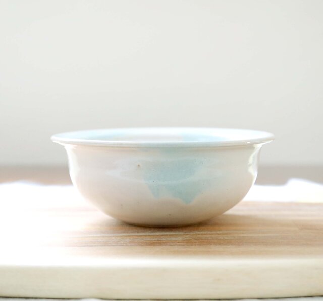 白釉の丸鉢 水色のアクセント ＊ 1 | iichi 日々の暮らしを心地よく