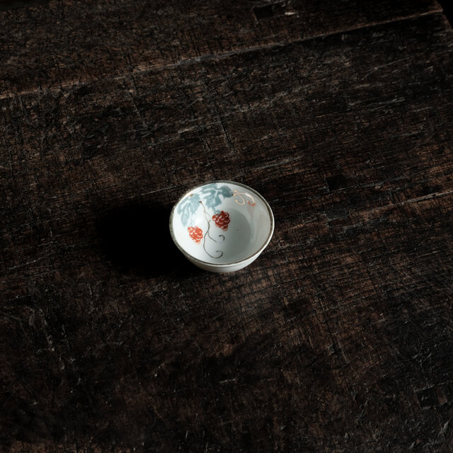 赤い葡萄の絵◆九谷焼　松文赤絵金彩猪口　酒器　豆鉢　骨董・antiques　古民家　大正〜昭和初期