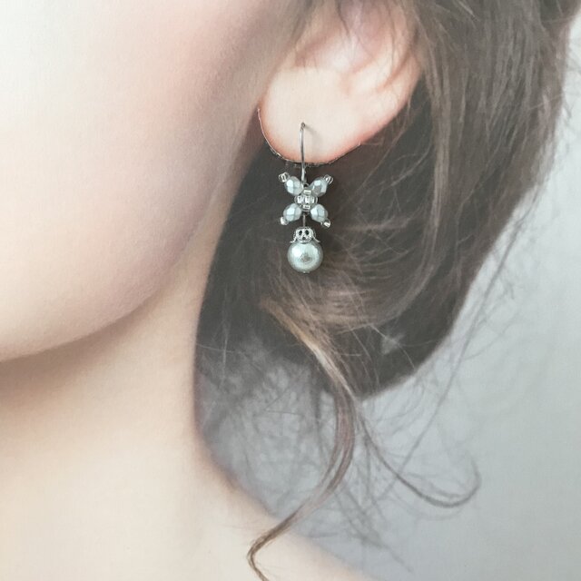 ホワイト パール フラワーモチーフ の ピアス 白 シルバー チェコガラス ビーズ クラシカル 雪 結晶 花