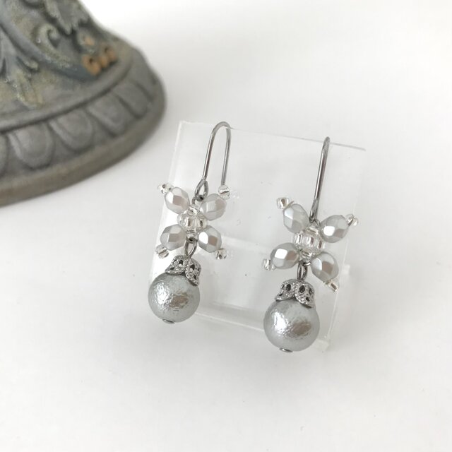 ホワイト パール フラワーモチーフ の ピアス 白 シルバー チェコ