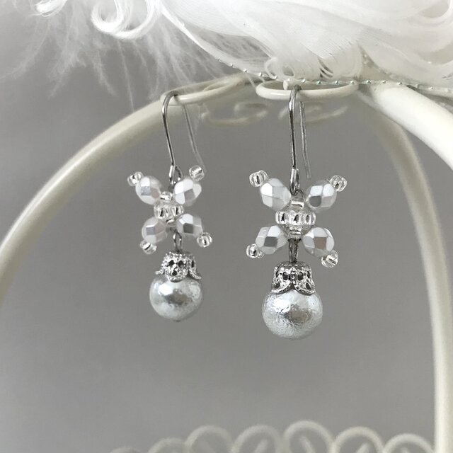 ホワイト パール フラワーモチーフ の ピアス 白 シルバー チェコ