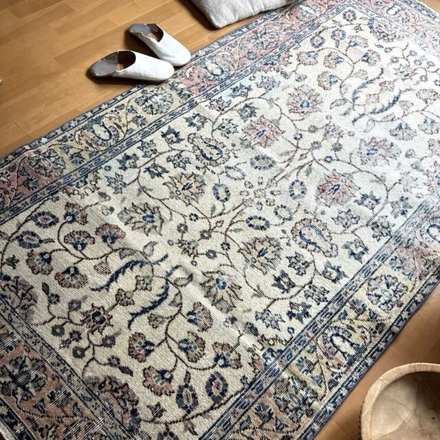 111×210 縁取りボタニカル柄 色むらあり トルコヴィンテージラグ