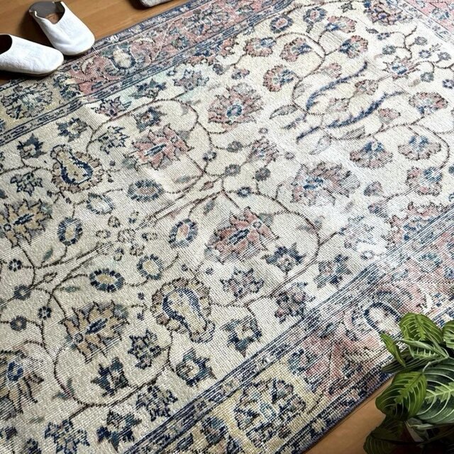 111×210 縁取りボタニカル柄 色むらあり トルコヴィンテージラグ